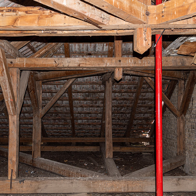 front-view-of-a-houses-crawl-space-before-inspection-nixa-mo